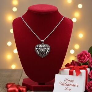 Filigree Heart Pendant Necklace in Silver — Romantic Women's Jewelry